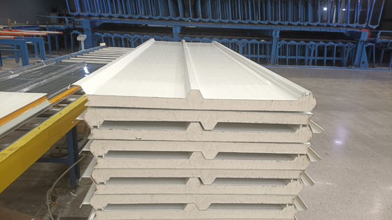 แผ่นหลังคาแซนวิชประกอบด้วย PU Foam ปรับประกันความร้อน