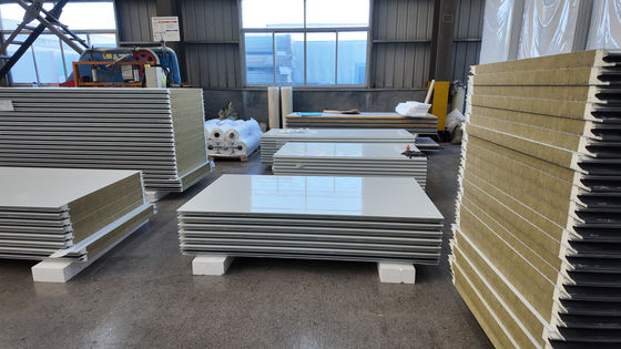 แพเนลซานด์วิช PU ความแข็งแรงสูง พร้อมกันอากาศ / กันน้ําและอุปกรณ์กันความร้อนที่ดีกว่า