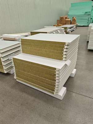 แผ่นผนังโลหะและ แผ่นแซนด์วิช เหมาะสมสําหรับโครงการกลางแจ้ง