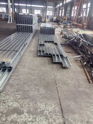 ความยาวที่กําหนดเอง Hot Dip Galvanized Metal Building Purlin ในรูปร่าง C / Z สําหรับอาคารกรอบเหล็กพาณิชย์