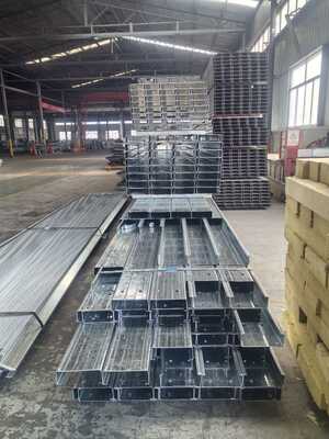 ความยาวที่กําหนดเอง Hot Dip Galvanized Metal Building Purlin ในรูปร่าง C / Z สําหรับอาคารกรอบเหล็กพาณิชย์